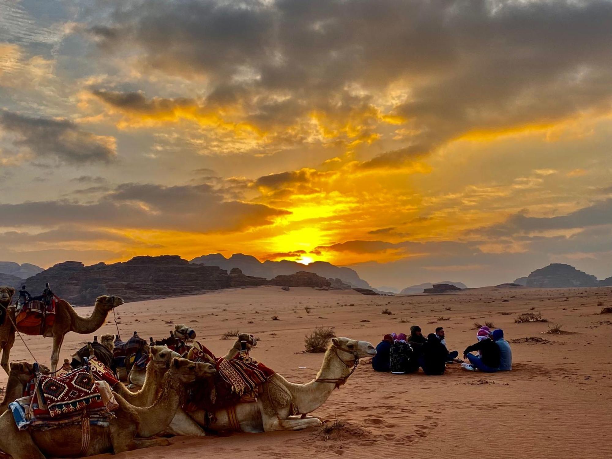 Rum Four Mountain Luxury Camp Wadi Rum Bagian luar foto