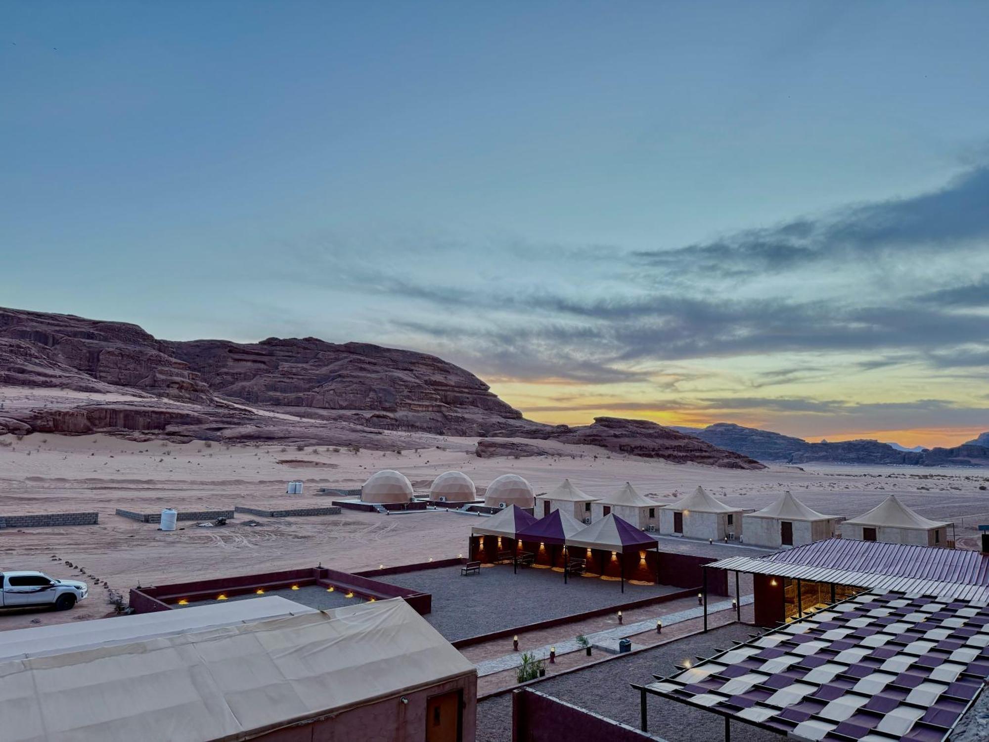 Rum Four Mountain Luxury Camp Wadi Rum Bagian luar foto