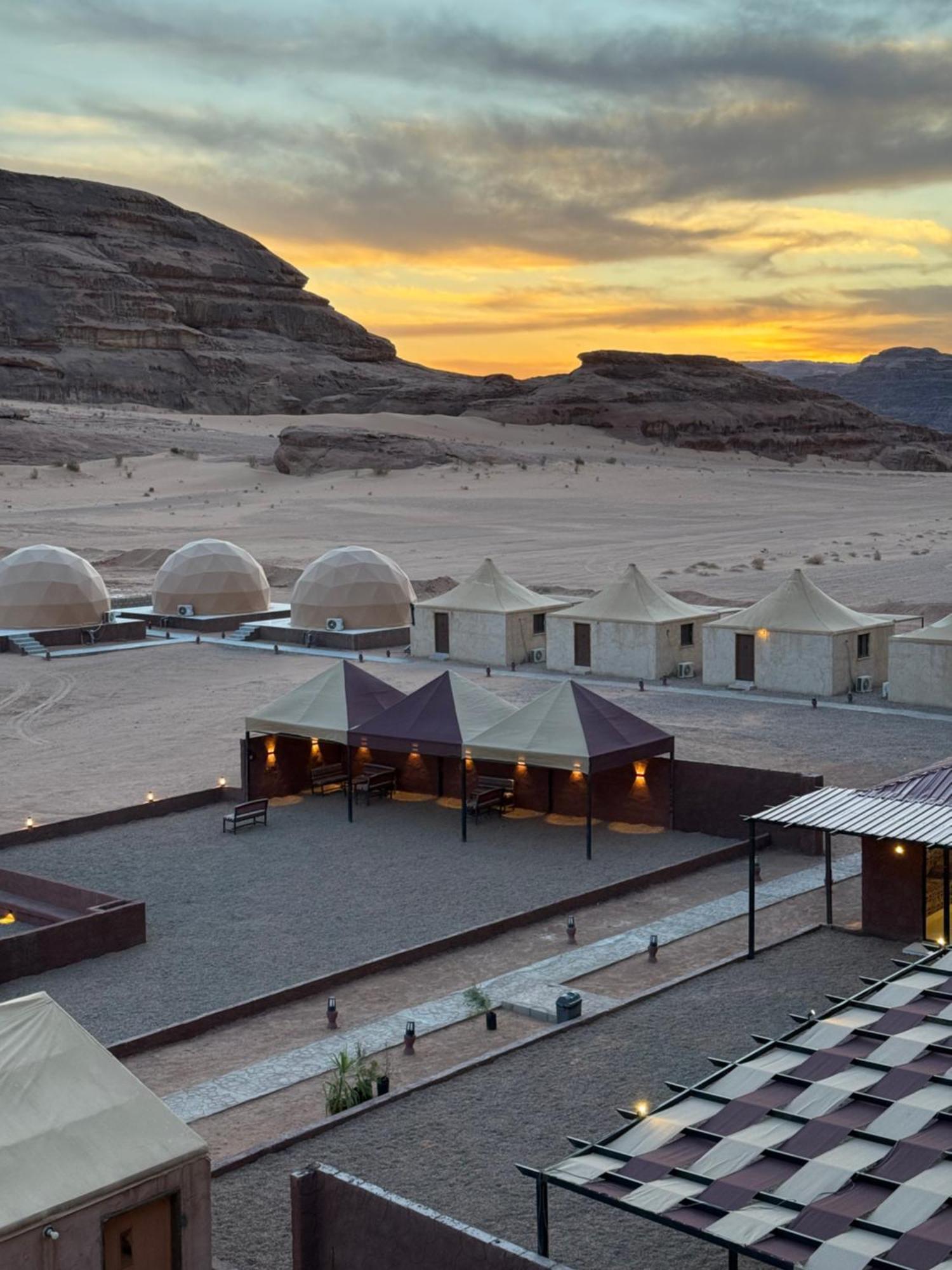 Rum Four Mountain Luxury Camp Wadi Rum Bagian luar foto