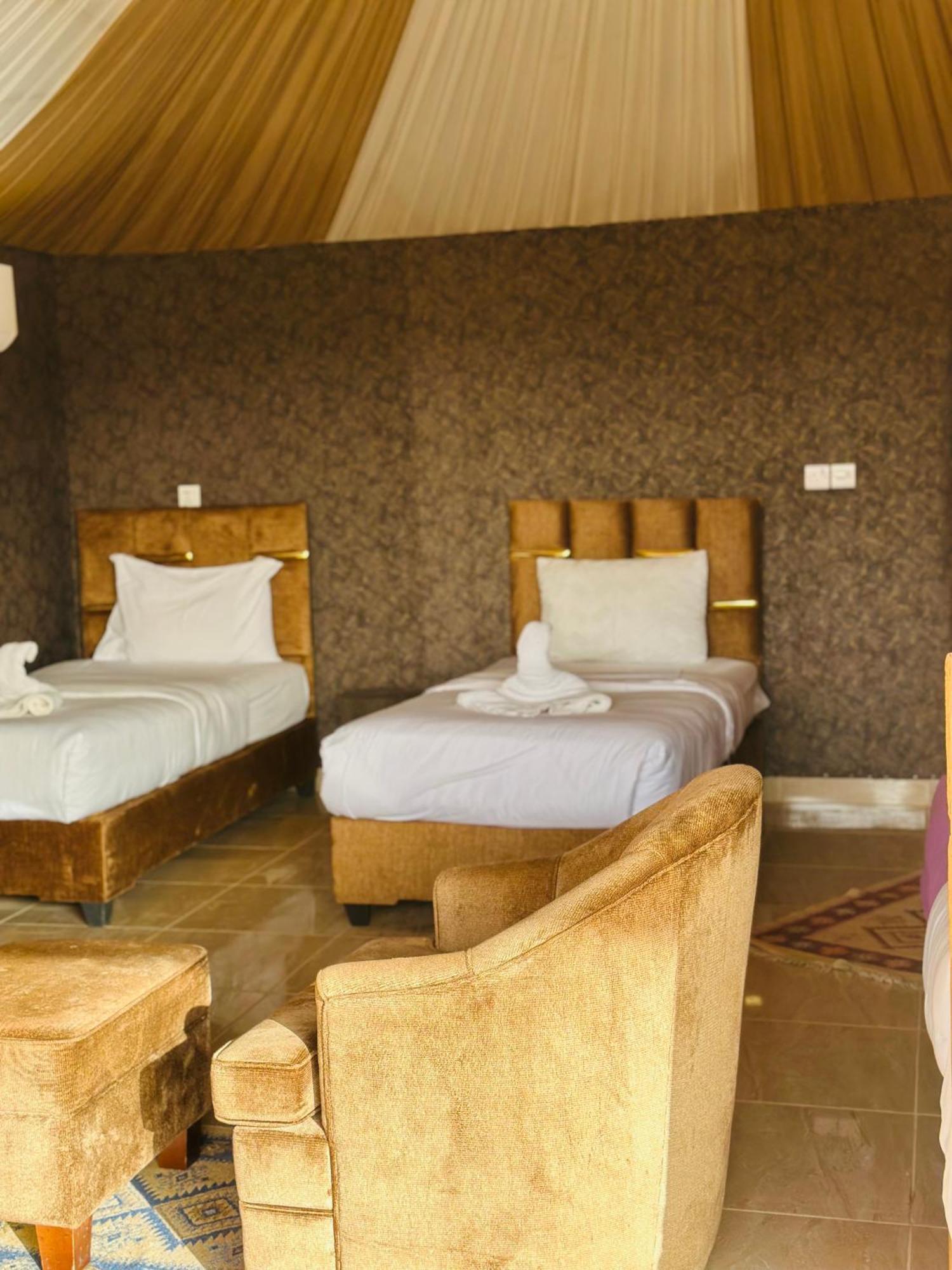 Rum Four Mountain Luxury Camp Wadi Rum Bagian luar foto